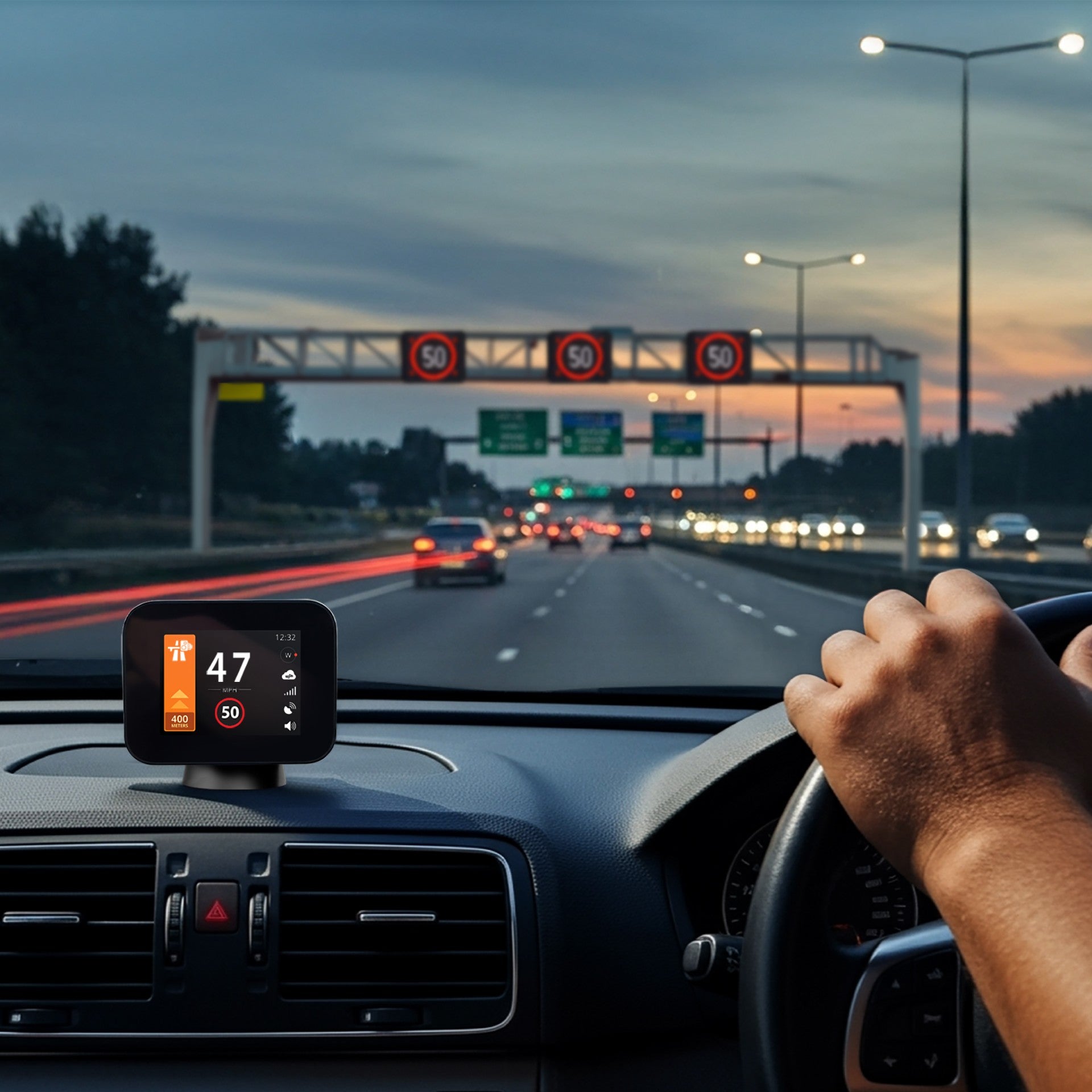 Fahrer auf der Autobahn mit montiertem Speed Awareness System auf dem Armaturenbrett, das Tempolimit und Blitzerwarnungen in Echtzeit anzeigt.